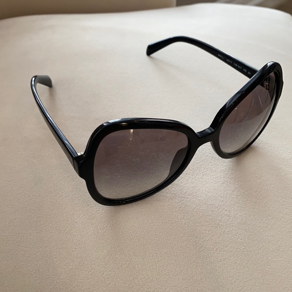 Prada sunglass still in good condition